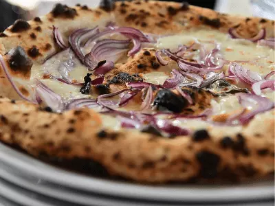 La Pizza Cipolla Rossa di Tropea e Gorgonzola DOP della Casa Cantoniera