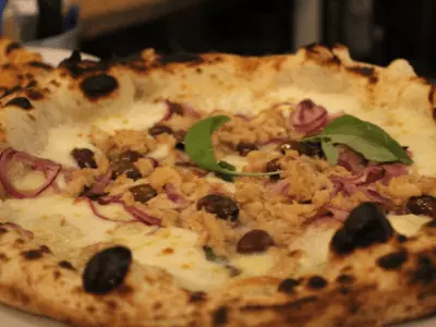 La Pizza Tonno, Cipolle e Olive Taggiasche della Casa Cantoniera